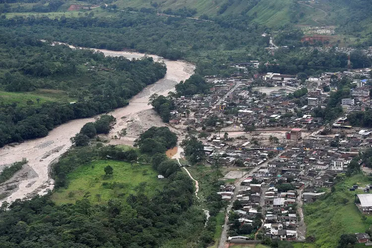 Enchentes na Colômbia: várias casas foram destruídas por conta dos escombros arrastados pela água (Cesar Carrion/Presidência da Colômbia/Reuters)
