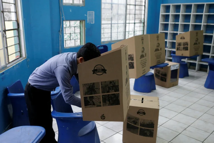 Equatoriano vota em Guayaquil: campanha tensa teve como centro uma economia decadente (Henry Romero/Reuters)