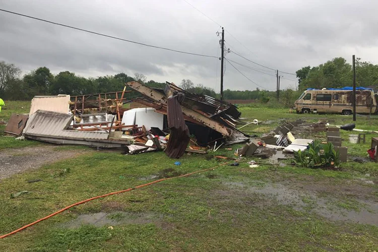 Tornados nos EUA: ventos de até 110 km/h derrubaram árvores e postes por toda região (Foto/Reuters)