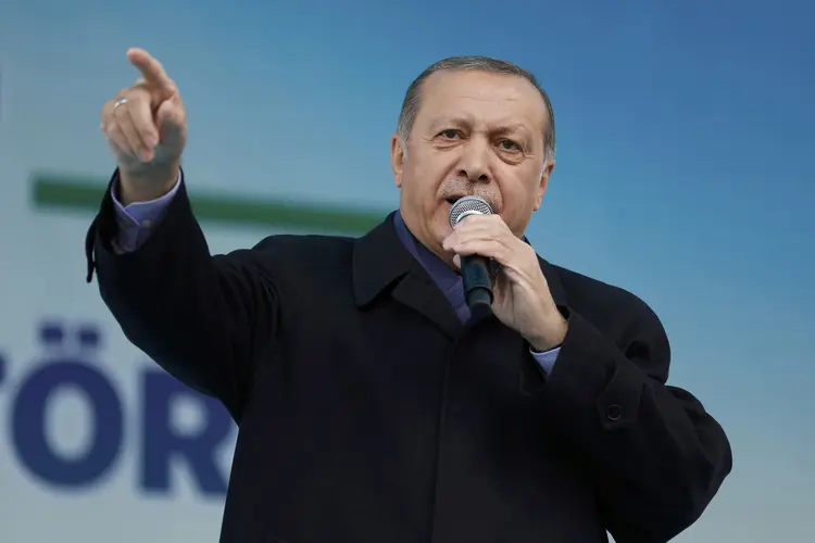 Tayyip Erdogan: "nunca permitiremos que três ou quatro fascistas europeus ... prejudiquem a honra e o orgulho deste país" (Umit Bektas/Reuters)