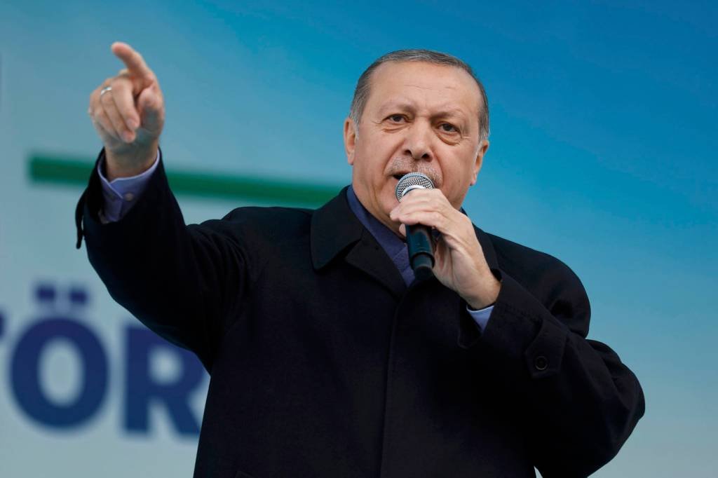 Erdogan conclama turcos na Europa a desafiarem "netos do nazismo"