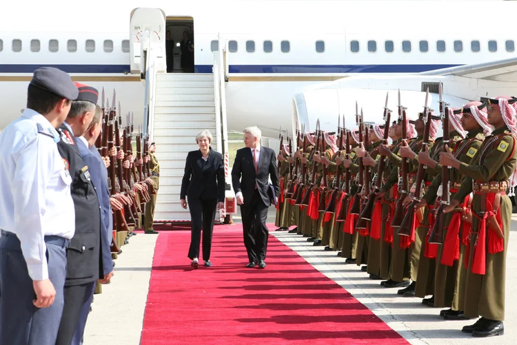 Theresa May: na Jordânia, May deve anunciar o envio de pessoal militar para ajudar a aviação do país (Petra News Agency/Handout/Reuters)