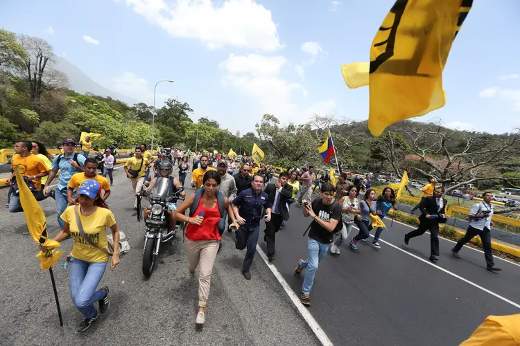 Protestos na Venezuela: pressão internacional contra Maduro aumentou, e os protestos desarticulados dos opositores foram retomados (Carlos Garcia Rawlins/Reuters)