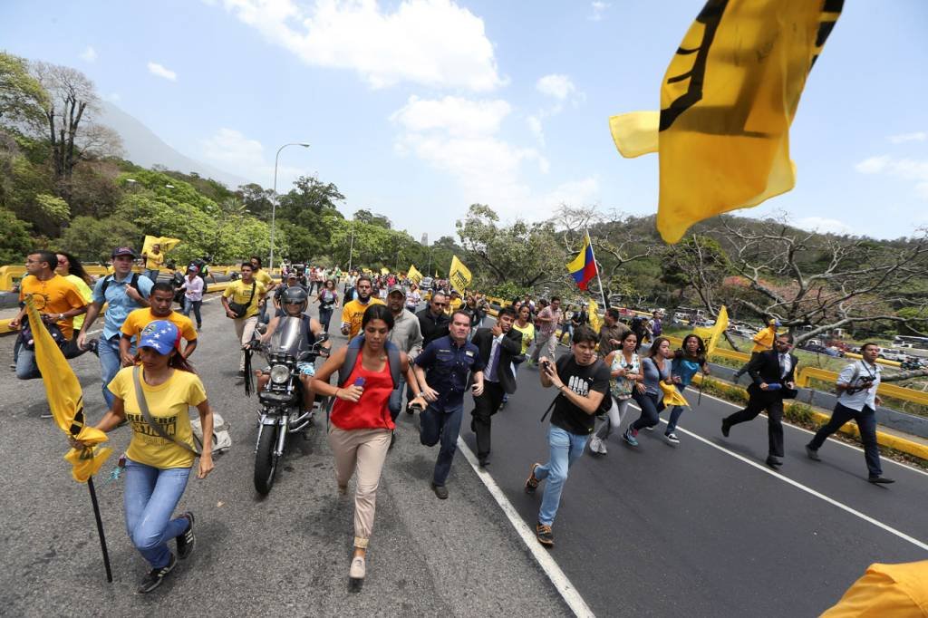 Forças da Venezuela patrulham ruas de Caracas antes de protestos