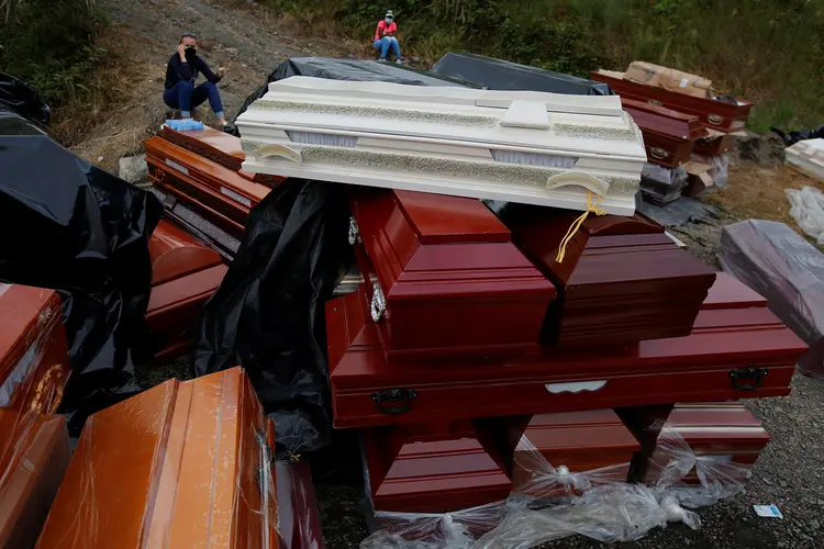 Deslizamentos na Colômbia: saldo de mortes aumentou durante o dia à medida que as equipes de resgate faziam buscas com cães e máquinas nos escombros repletos de lama (Jaime Saldarriaga/Reuters)