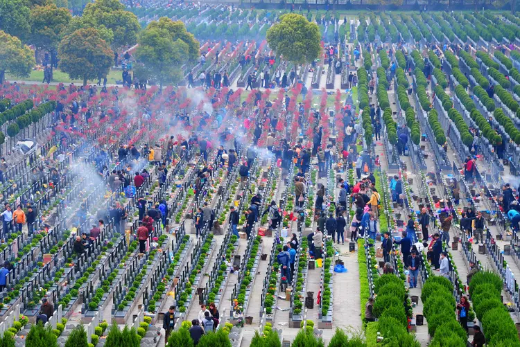 Cemitério: apesar dos números, não houve incêndios de grande extensão (China Daily/Reuters)