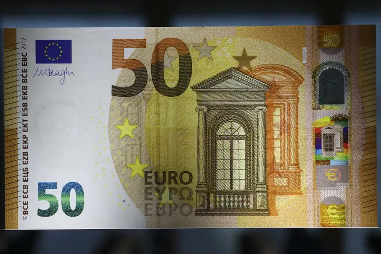 Euro: as novas cédulas de 100 e 200 euros serão emitidas no início de 2019 (Kai Pfaffenbach/Reuters)