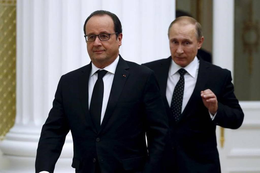 François Hollande e Vladimir Putin: líderes também concordaram em continuar a manter contato para tratar da questão ucraniana (Sergei Chirikov/Reuters)