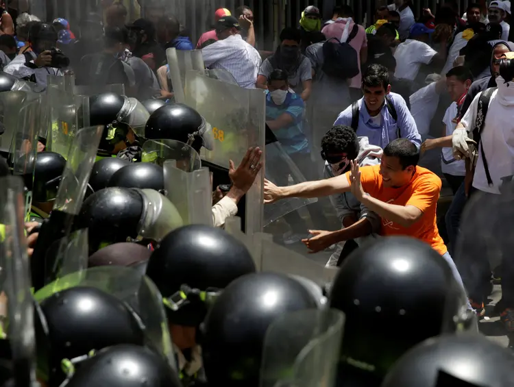Manifestantes contra o governo entram em conflito com a polícia: "A resposta foi a mesma: gás pimenta na nossa cara" (Marco Bello/Reuters)