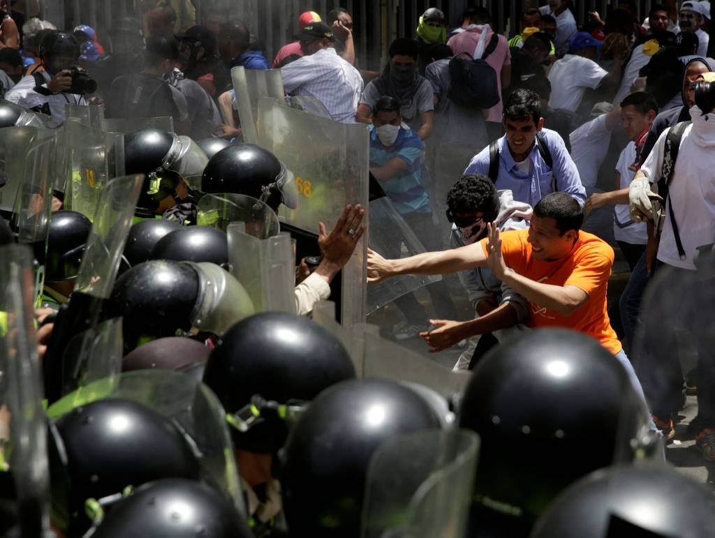 Protesto de apoio ao Parlamento deixa 9 feridos na Venezuela