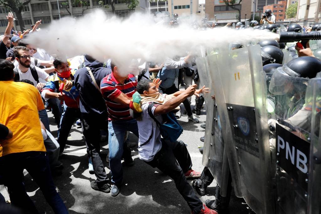 Manifestação em favor do Parlamento deixa 42 feridos na Venezuela