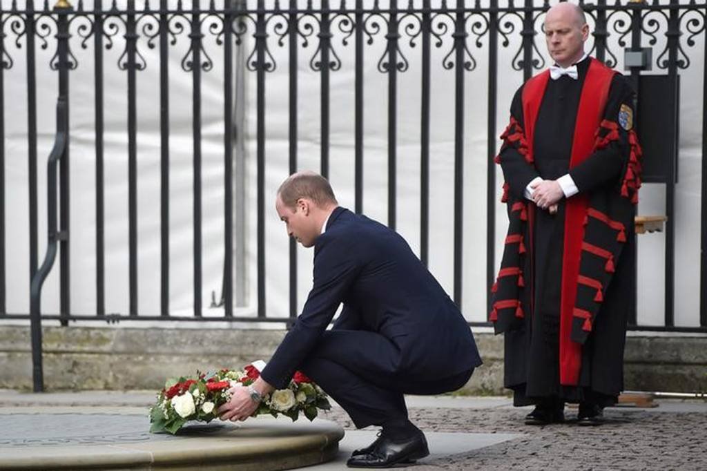 Realeza britânica participa de homenagem às vítimas de atentado