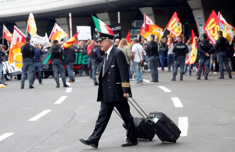 Funcionários em greve no aeroporto de Roma: o corte no quadro de funcionários, incluído no plano industrial da Alitalia, é um dos principais motivos de controvérsia entre a direção e os sindicatos (Remo Casilli/Reuters)