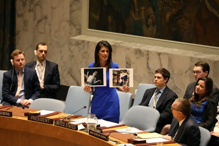 Nikki Haley: segurando fotos de vítimas de um suposto ataque químico que matou dezenas de pessoas nesta terça-feira, ela acusou a Rússia de barrar a ação (Shannon Stapleton/Reuters)