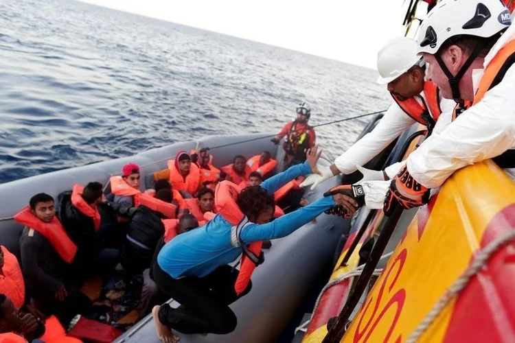 Crise dos refugiados: Resgatados apresentam sinais de tortura  sofridas nos acampamentos na Líbia antes de embarcar para a Itália (Yara Nardi/Italian Red Cross press office/Reuters)