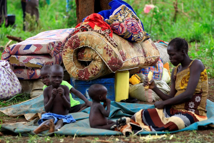 Fuga: os sul-sudaneses que fugiram dos combates disseram que os civis foram atacados por ambas as partes no conflito (James Akena/Reuters)