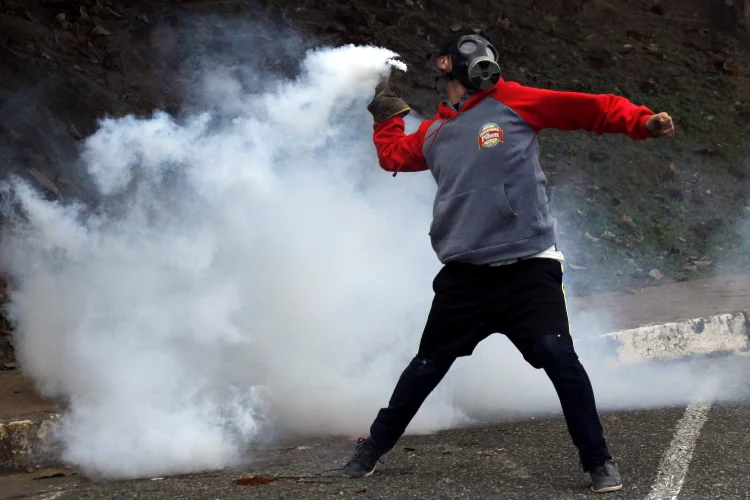 Protesto na Venezuela: "Na brigada de primeiros socorros da UNET (Universidade Experimental de Táchira) foram atendidos 21 feridos por tiros de escopeta, gás e outros motivos" (Carlos Eduardo Ramirez/Reuters)
