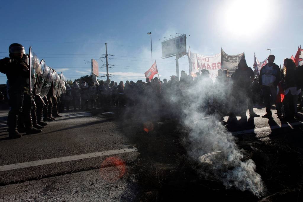 Guarda argentina dispersa grevistas que bloquearam rodovia