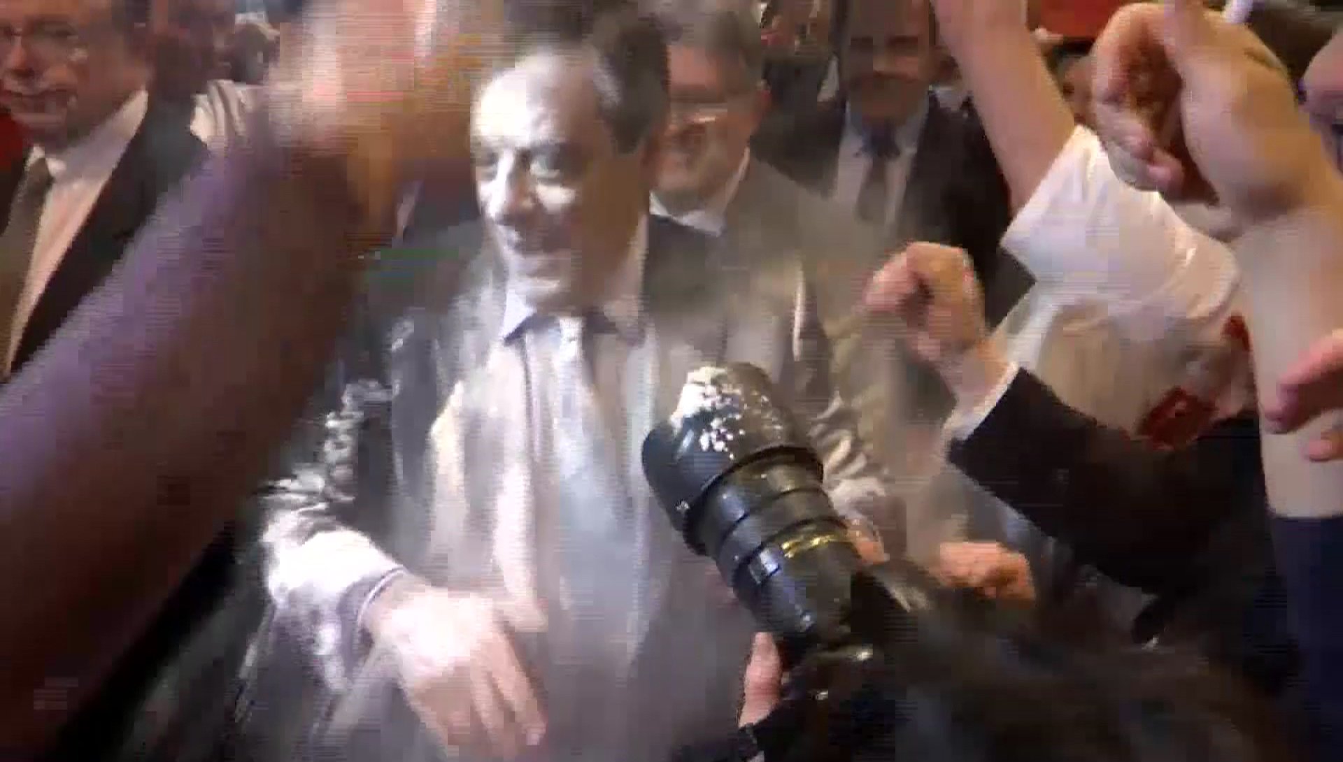 Candidato Fillon é atingido por pacote de farinha na França
