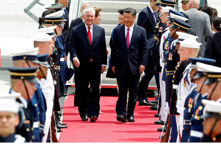 Presidente da China Xi Jinping chega aos Estados Unidos com o Secretário de Estado Rex Tillerson: Trump antecipou através do Twitter que a reunião com Xi seria "muito difícil" (Joe Skipper/Reuters)