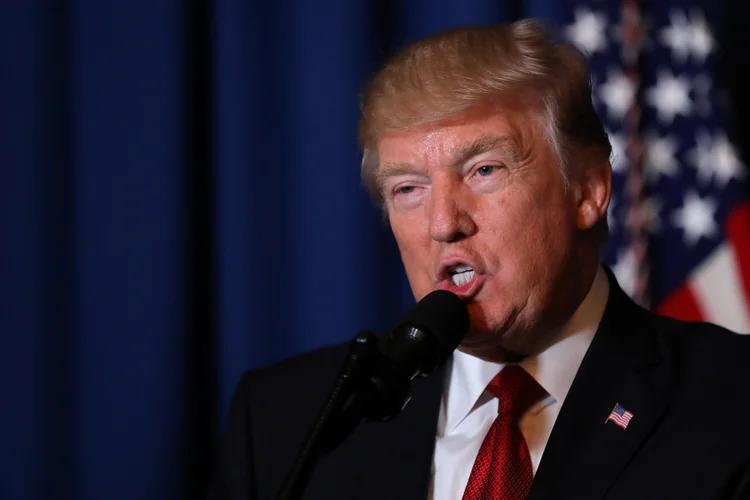 Trump: "A cena de pessoas sendo contaminadas por gás e explodidas por bombas barril garante que, se virmos esse tipo de ação novamente, nos mantemos abertos à possibilidade de ação futura" (Carlos Barria/Reuters)