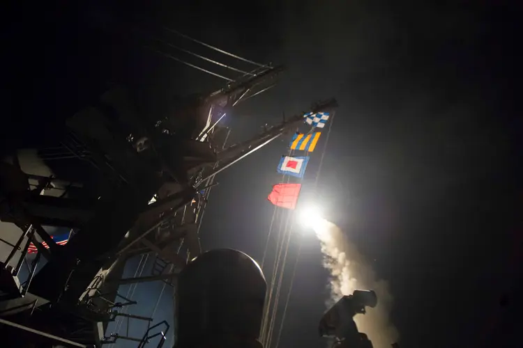 Ataques: o porta-voz apontou que o ataque é uma resposta aos "crimes" de Assad e às "mentiras" de seus aliados (Robert S. Price/Courtesy U.S. Navy/Reuters)