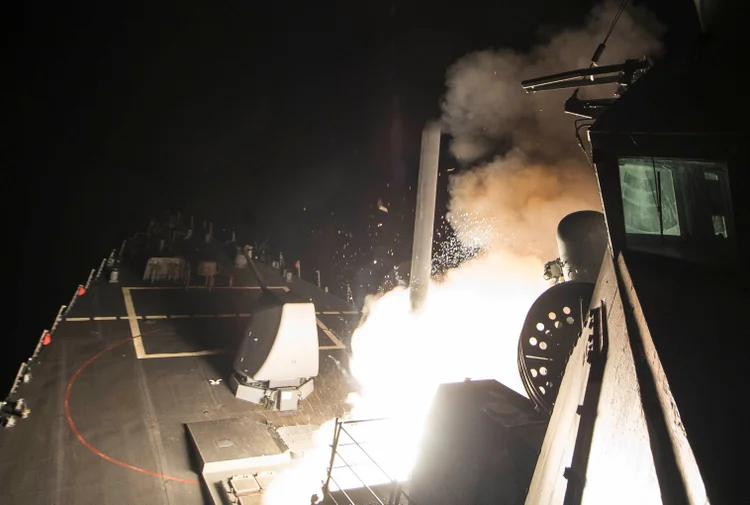 Destroier de mísseis guiados que fez parte da missão de bombardeio aéreo da Síria (Robert S. Price/Courtesy U.S. Navy/Reuters)