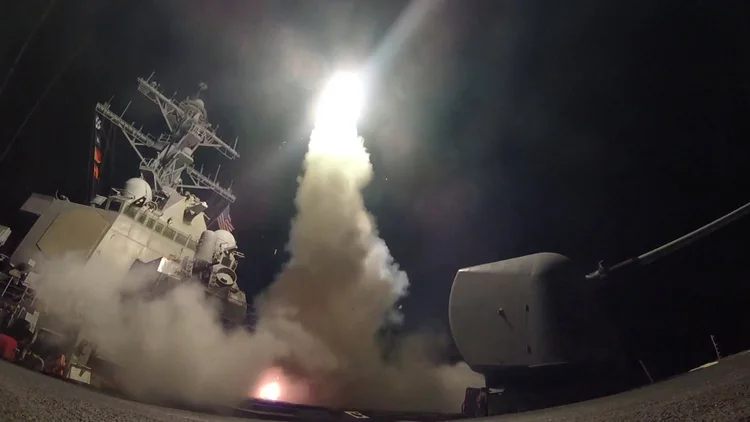Ataque: a base era conhecida como lugar de armazenamento de armas químicas (Ford Williams/Courtesy U.S. Navy/Reuters)