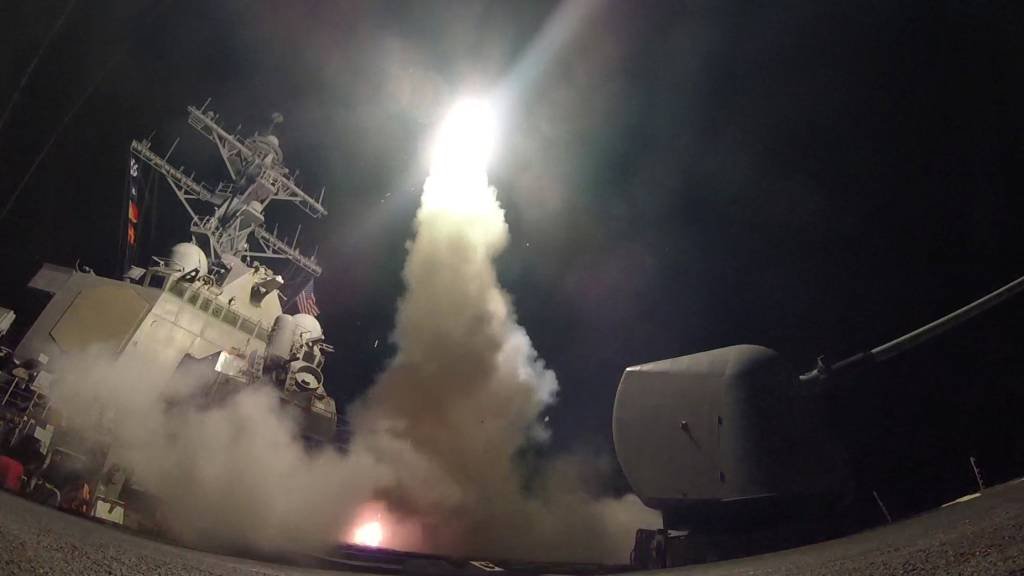 O que se sabe sobre o ataque dos EUA à base aérea na Síria
