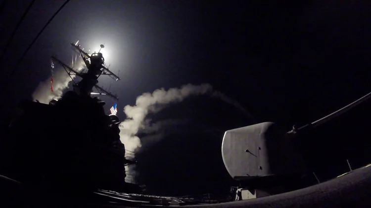 Destróier USS Porter de mísseis guiados durante operação de ataque aéreo no Mediterrâneo (Ford Williams/Courtesy U.S. Navy/Reuters)