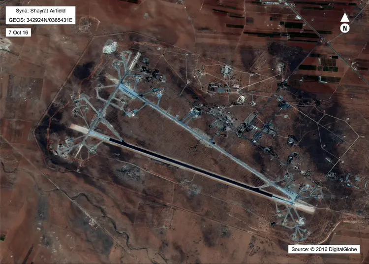 Base aérea: a Marinha dos EUA disparou dezenas de mísseis na base aérea perto da cidade de Homs em resposta a um ataque químico nesta semana (Cortesia da Defesa dos EUA/Reuters)
