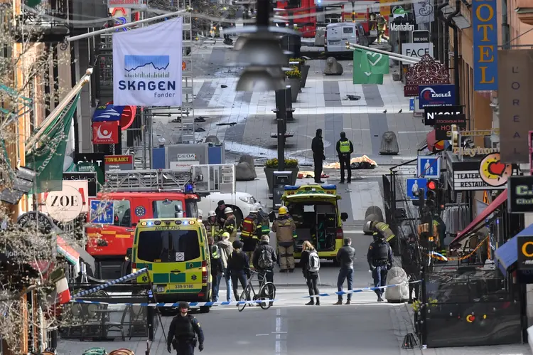 Ataque em Estocolmo: "UO detido coincide com a descrição (do suspeito procurado), o que faz com que seja de interesse para a investigação", afirmou a polícia (Fredrik Sandberg/TT News Agency/Reuters)