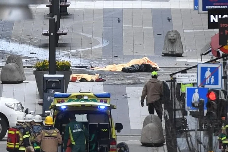 Terrorismo em Estocolmo: Ataque com caminhão aconteceu em uma loja de departamentos
 (Fredrik Sandberg/Reuters)