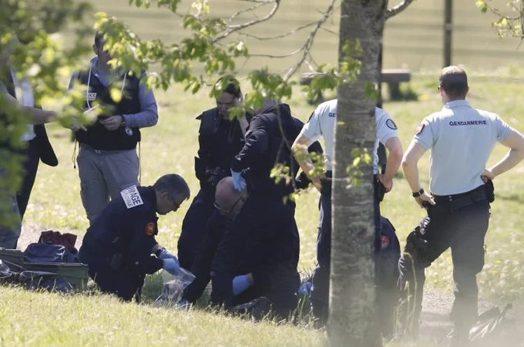 Policiais franceses recolhem arsenal do ETA (Regis Duvignau/Reuters)