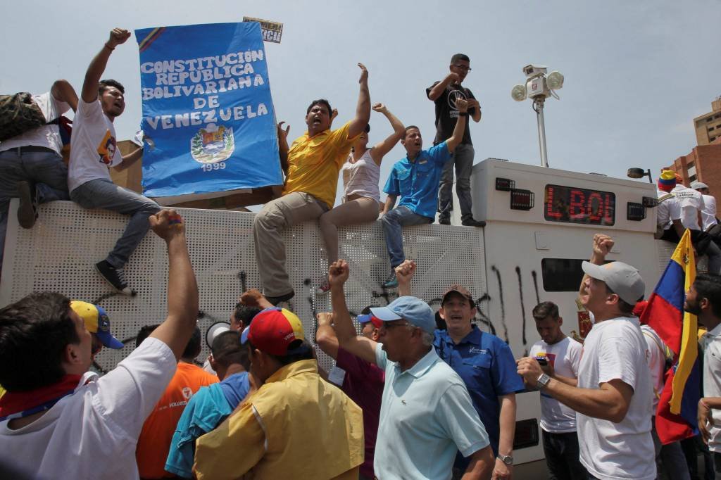 Protestos opositores na Venezuela deixam 14 detidos e 34 feridos