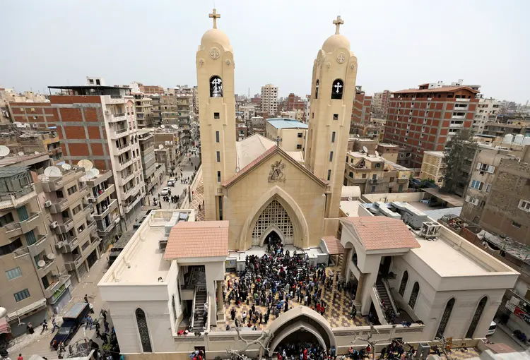 Religião: desde 2016, o EI reivindicou a autoria de uma série de atentados contra cristãos coptas em diferentes pontos do Egito (Mohamed Abd El Ghany/Reuters)