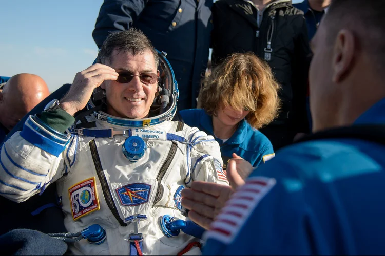 Astronautas: os veículos de busca chegaram à cápsula e realizaram a operação para retirar os três astronautas (Bill Ingalls/NASA/Handout/Reuters)