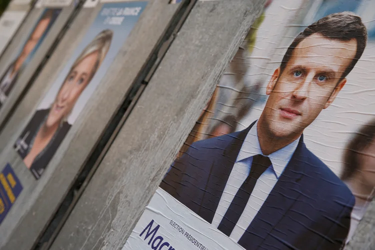 Macron e Le Pen: "Não se esqueçam de seus deveres de muçulmanos e escolham um candidato para matar e um colégio para incendiar neste domingo", diz o apelo do EI (REUTERS/Gonzalo Fuentes/Reuters)