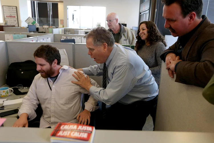Repórteres do East Bay Times reagem ao descobrir que ganharam o Pulitzer, dia 10/04/2017: o Pulitzer é o prêmio de maior prestígio no jornalismo norte-americano e é entregue desde 1917 (Jane Tyska/Cortesia Bay Area News Group/Reuters)