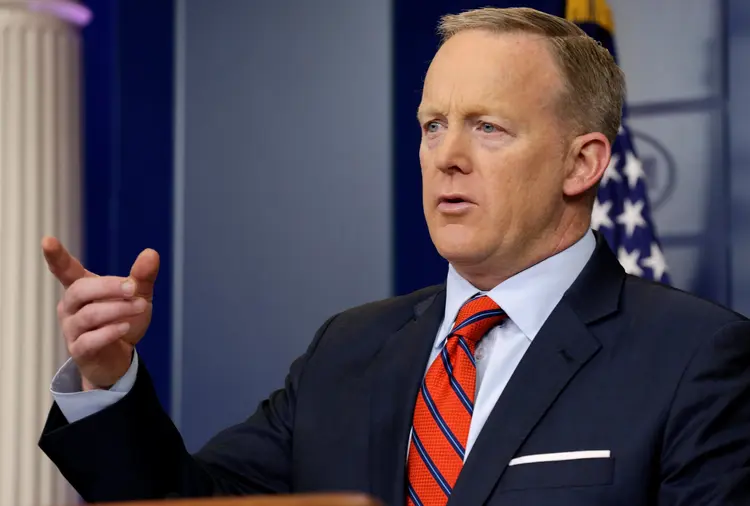 Sean Spicer: o porta-voz se desculpou por seus comentários "insensíveis" durante a coletiva (Joshua Roberts/Reuters)
