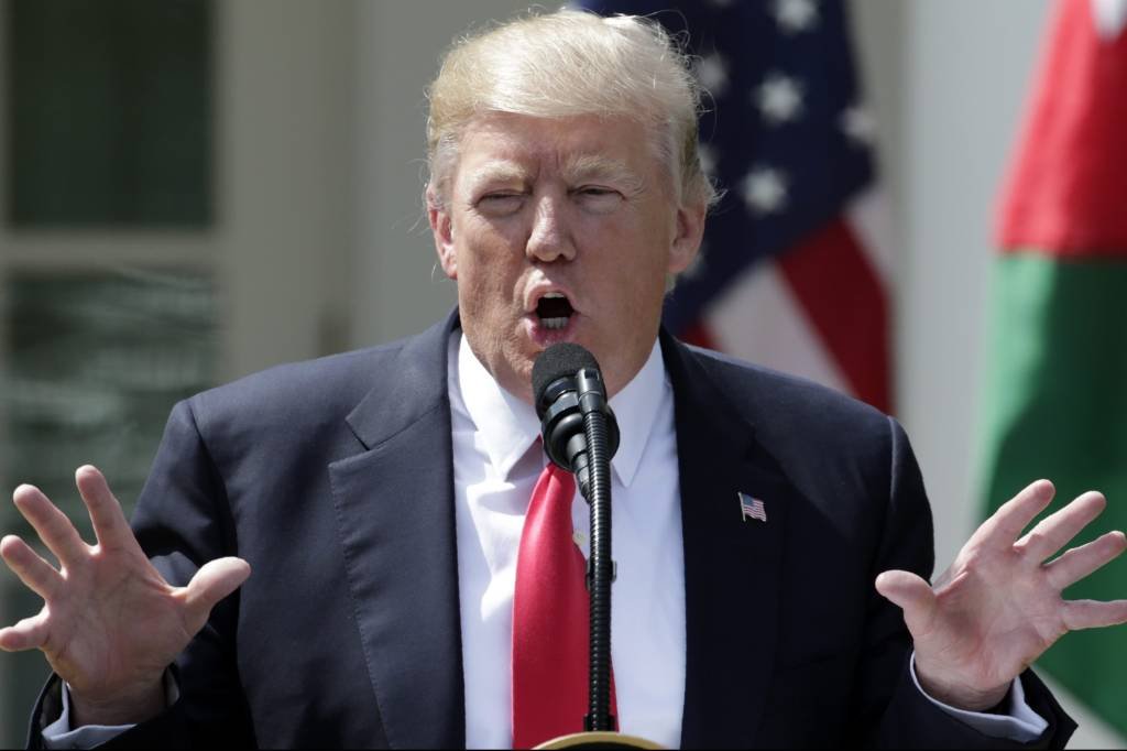 Trump adverte Comey para que não faça vazamentos à imprensa