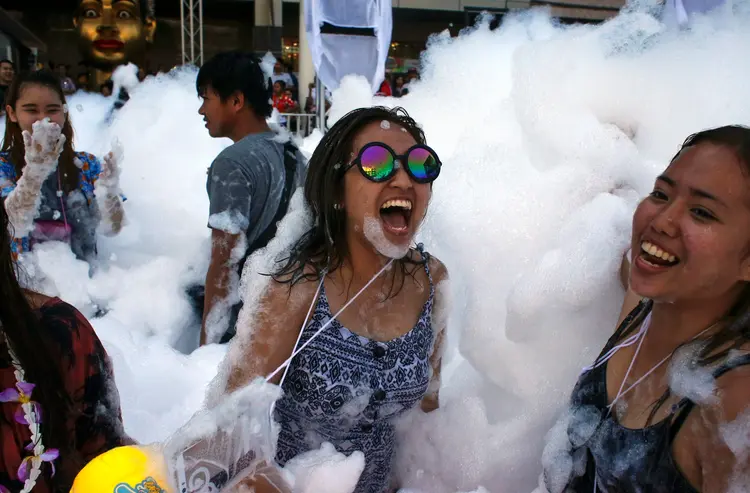Celebração do Songkran, Ano Novo da Tailândia. (Jorge Silva/Reuters)