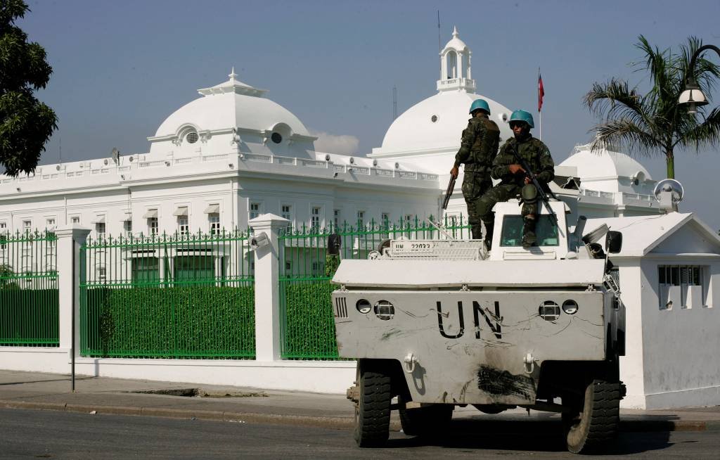 Missão de paz no Haiti em 2008: "O que precisamos agora é uma missão reconfigurada que se concentre no império da lei e nos direitos humanos no Haiti", disse o embaixador britânico na ONU (Eduardo Munoz/Reuters)
