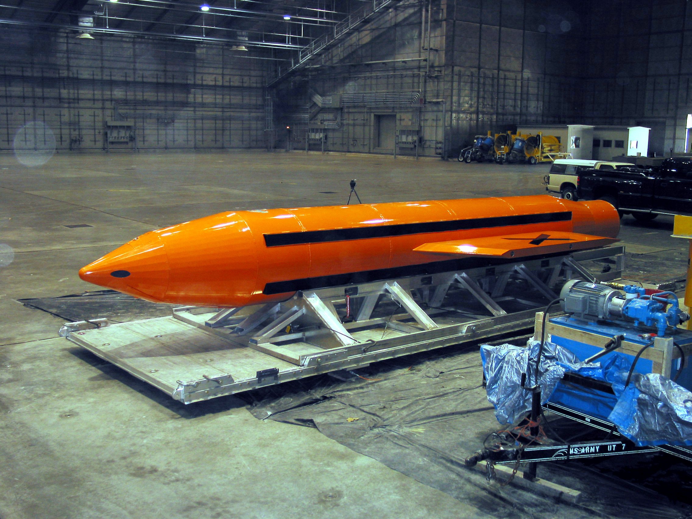 EUA lançam pela 1ª vez maior bomba não-nuclear no Afeganistão