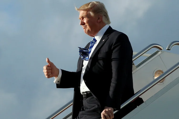 O presidente americano Donald Trump ao desembarcar em Palm Beach (Yuri Gripas/Reuters)