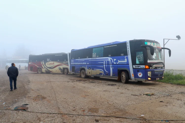 Comboio de ônibus ontem: as vítimas esperavam desde ontem para serem levadas a seu destino final, como parte de um acordo entre o governo de Bashar al Assad e a oposição (Ammar Abdullah/Reuters)