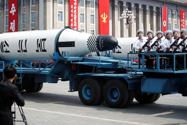 Desfile militar na Coreia do Norte: os especialistas na matéria estão analisando ainda as características deste novo projétil que, advertem, poderia ser falso (Damir Sagolj/Reuters)