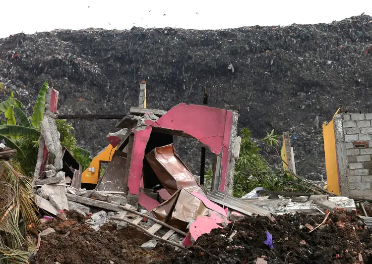 Deslizamento: "Pelo menos 16 pessoas morreram, sendo nove mulheres e sete homens, e sete pessoas se feriram por causa do deslizamento no aterro de Meethotamulla" (Dinuka Liyanawatte/Reuters)