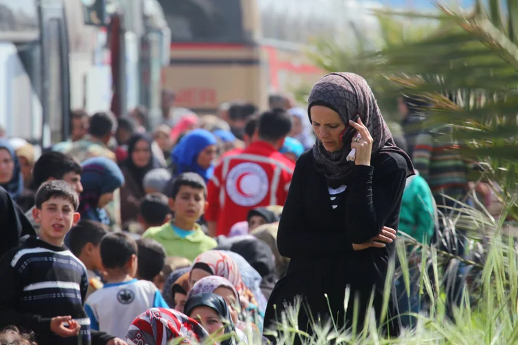 Guerra na Síria: Ônibus com evacuados esperavam para cruzar áreas controladas (Ammar Abdullah/Reuters)