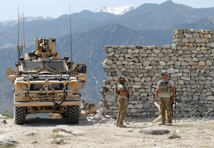 Soldados americanos no Afeganistão: foram destruídos "três túneis e um depósito de munição", segundo a nota (Parwiz/Reuters)